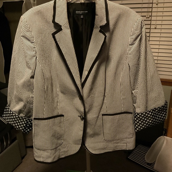 Jones New York Seer Sucker jacket. - Picture 3 of 5